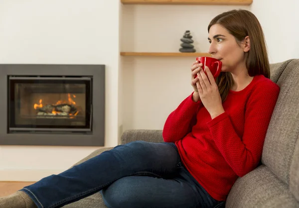 Frau trinkt Kaffee — Stockfoto