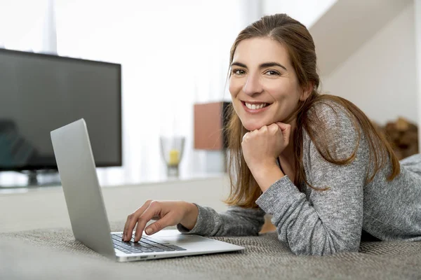 Mulher usando laptop — Fotografia de Stock