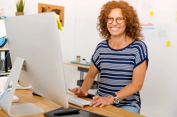 Woman works on computer — Stock Photo, Image