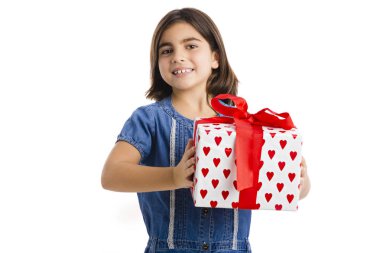 Noel hediyesi tutan genç kız
