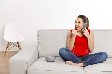 telefon görüşmesi ve yemek kadın 