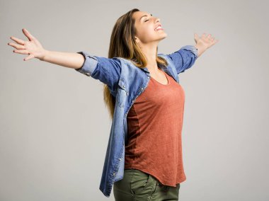 Mutlu kadın kolları iki tarafında koruyamaz.