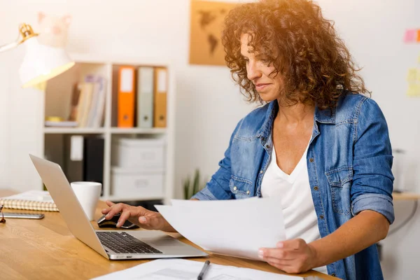 Mulher trabalhando com computador — Fotografia de Stock