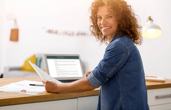 Mulher trabalhando no escritório — Fotografia de Stock