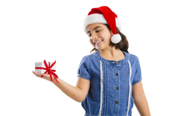 Chica joven sosteniendo regalo de Navidad —  Fotos de Stock