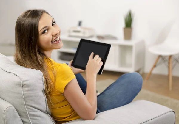 Frau arbeitet zu Hause am Tablet — Stockfoto