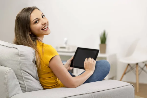 Mulher em casa trabalhando em tablet — Fotografia de Stock