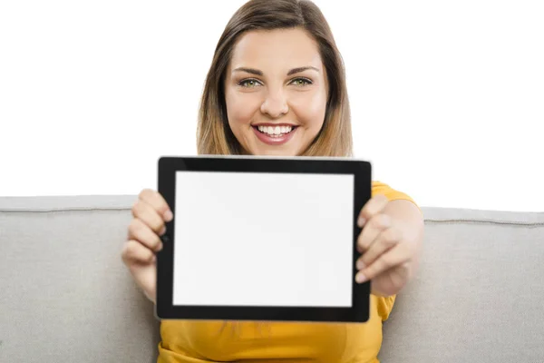 Frau zeigt etwas auf Tablet — Stockfoto