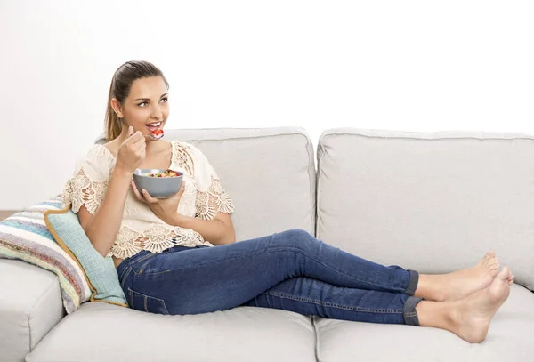 Жінка вдома їсть полуничну миску — стокове фото