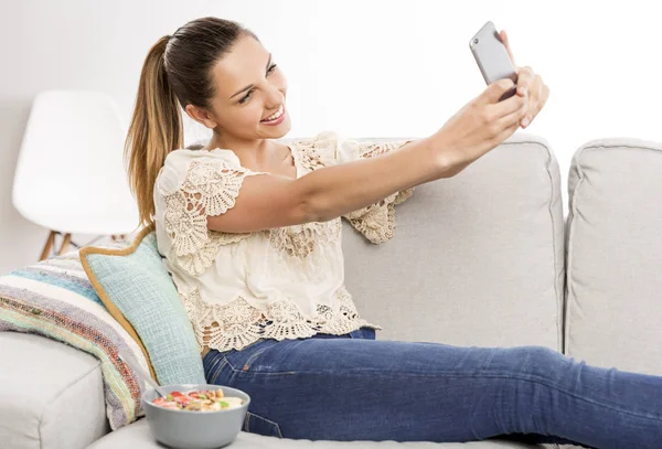 Woman taking selfie — Stock Photo, Image