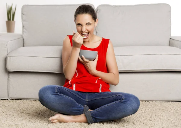 Mujer en casa comiendo comida saludable —  Fotos de Stock