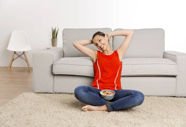 Woman at home sitting on floor — Stock Photo, Image