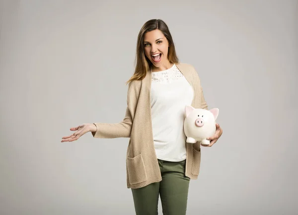 Feliz mulher segurando porquinho banco — Fotografia de Stock