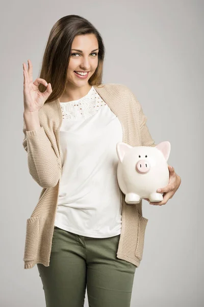 Mujer feliz sosteniendo alcancía —  Fotos de Stock