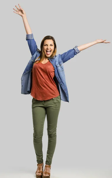 Gelukkige vrouw houdt wapens aan zijden — Stockfoto