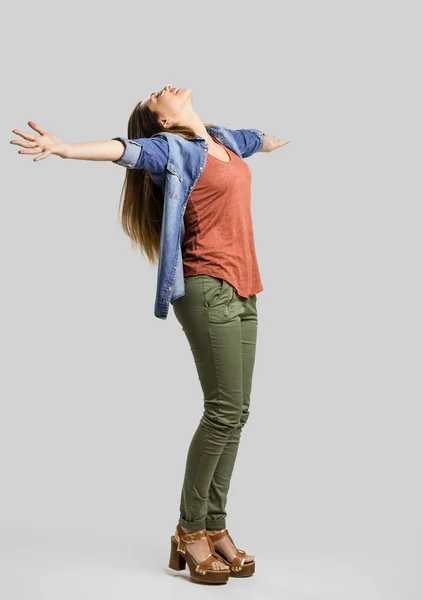 Happy woman keeps arms on sides — Stock Photo, Image