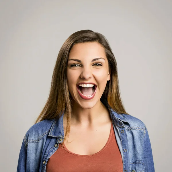 Glad kvinna som skrattar — Stockfoto