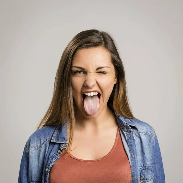 Vrouw weergegeven: tong uit — Stockfoto