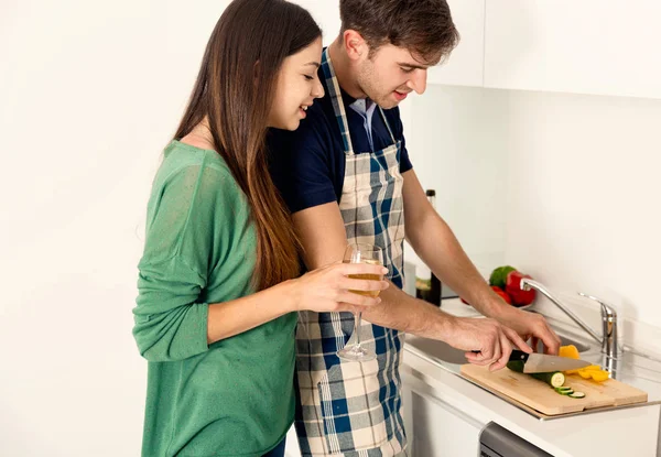 キッチンで調理のカップル — ストック写真