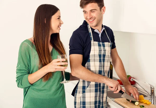 Pareja cocina en la cocina — Foto de Stock