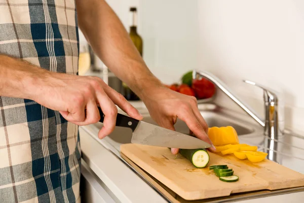 Man cuts vegetables — Stock Photo, Image