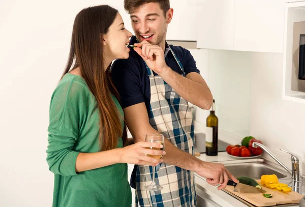 Pareja cocina en la cocina —  Fotos de Stock