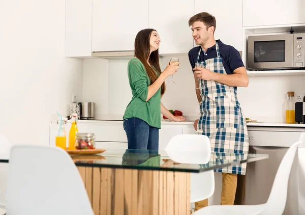 Pareja disfrutando de una copa de vino blanco — Foto de Stock