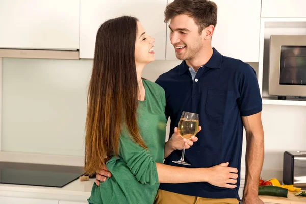 Pareja disfrutando de una copa de vino blanco — Foto de Stock