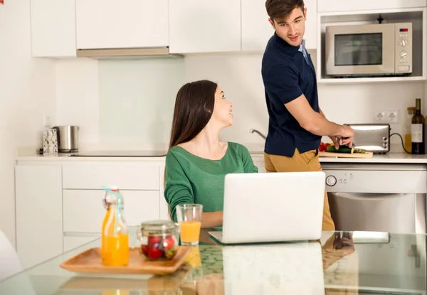 Pareja joven en la cocina — Foto de Stock