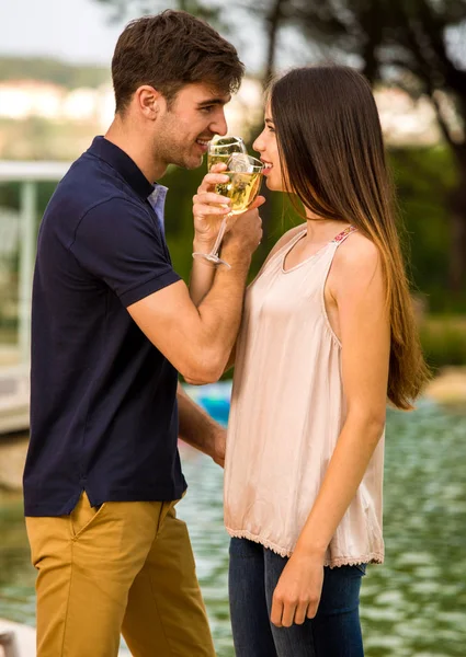 Junges Paar trinkt Wein — Stockfoto