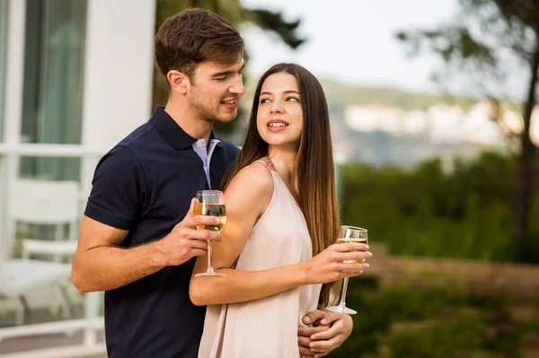 Jong (echt) paar drinken wijn — Stockfoto