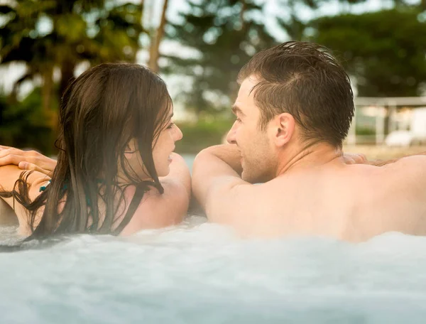 Pareja joven descansando en jacuzzi — Foto de Stock