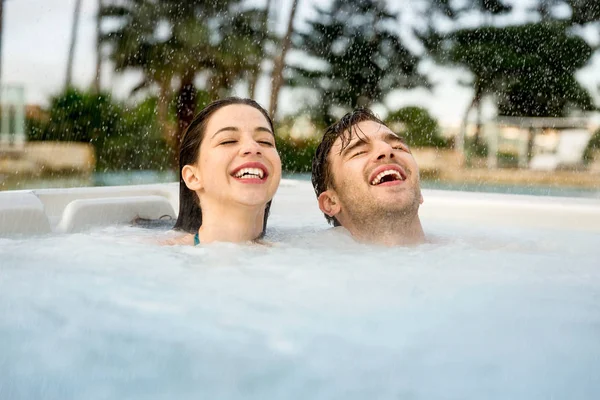 Jong koppel rust in de jacuzzi — Stockfoto