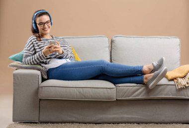 kadın kanepe müzik dinleme