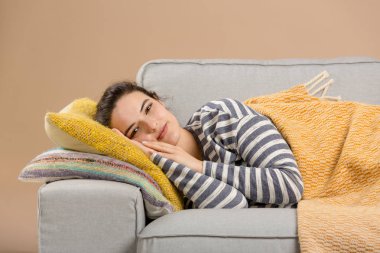 kadın evde kanepede yatıyor
