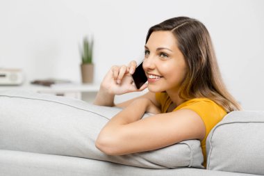 kadın telefonla konuşuyor Divan