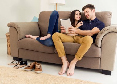 tablet ile genç bir çift