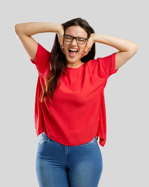 Mujer con las manos en la cabeza — Foto de Stock