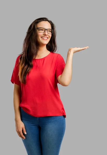 Donna che mostra qualcosa sulla mano — Foto Stock