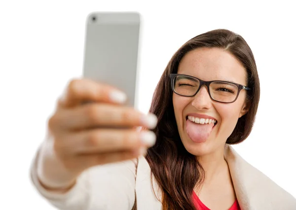 Mujer haciendo selfie con teléfono — Foto de Stock