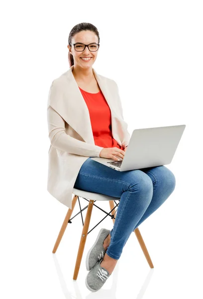 Mujer trabajando con portátil —  Fotos de Stock