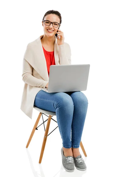 Vrouw werkt met laptop — Stockfoto