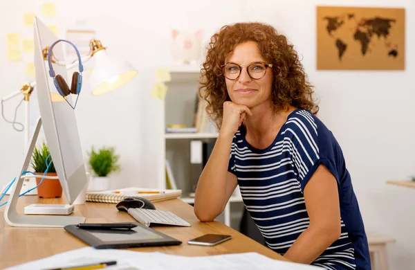 Femme au bureau travaillant avec un ordinateur portable — Photo