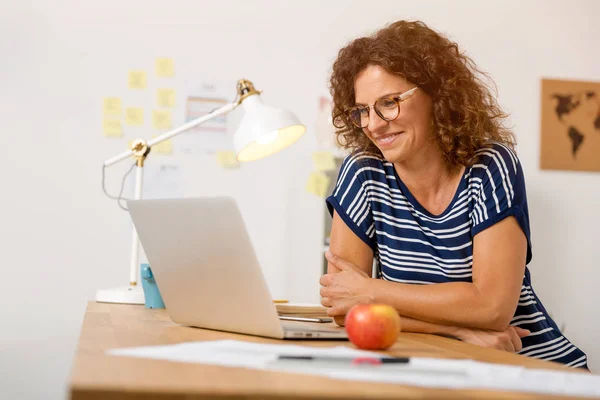 Mulher no escritório trabalhando com laptop — Fotografia de Stock