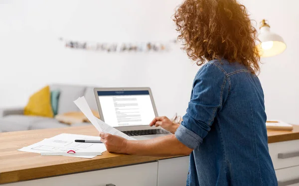 Mulher no escritório trabalhando com laptop — Fotografia de Stock