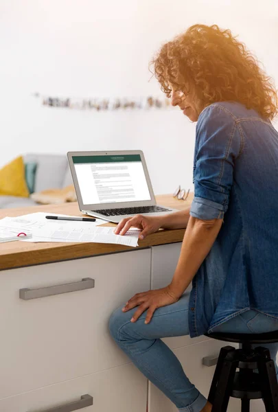 Mulher no escritório trabalhando com laptop — Fotografia de Stock