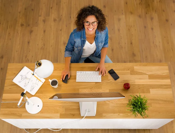 Forretningskvinne som arbeider i kontoret – stockfoto