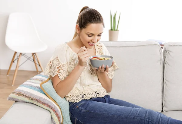 Mulher em casa comer tigela saudável — Fotografia de Stock