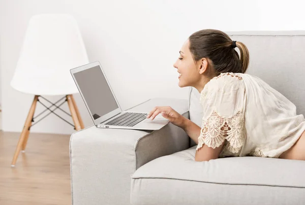 Mulher em casa trabalhando com laptop — Fotografia de Stock