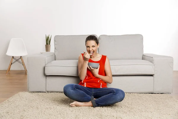 Mujer comiendo cuenco saludable —  Fotos de Stock